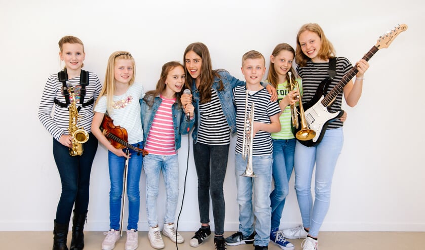 Enthousiaste kinderen zingen leuke popliedjes.