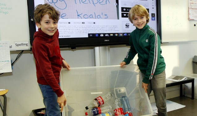 De eerste flessen zijn binnen. Sebastiaan (links) en Tijmen hopen op een flinke oogst.