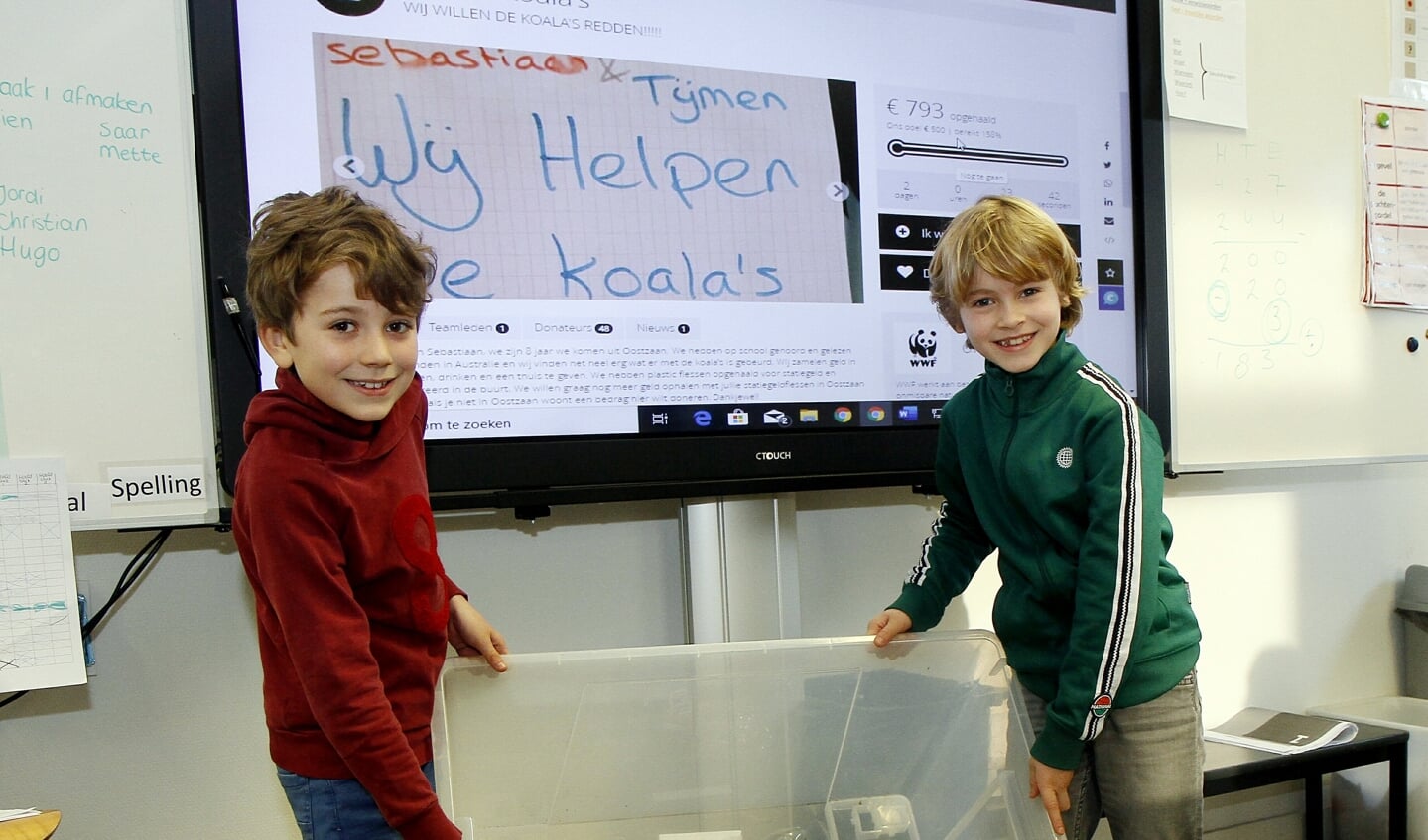 De eerste flessen zijn binnen. Sebastiaan (links) en Tijmen hopen op een flinke oogst.
