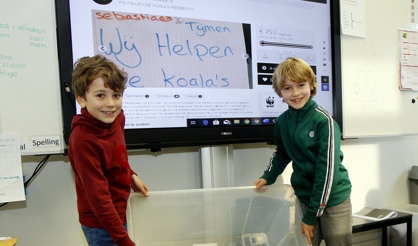 De eerste flessen zijn binnen. Sebastiaan (links) en Tijmen hopen op een flinke oogst.