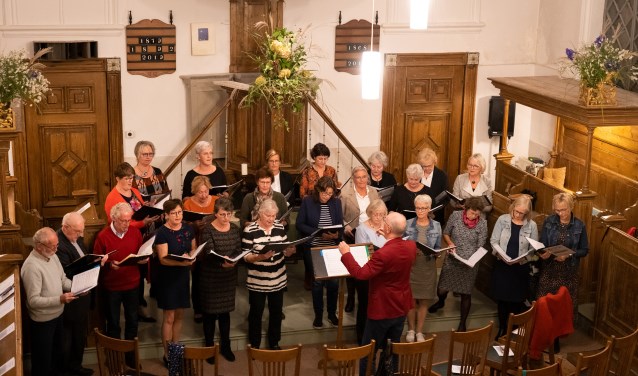 Het Twisker Koor oefent elke woensdagavond in de doopsgezinde kerk in Twisk.
