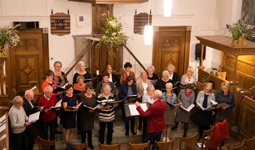 Het Twisker Koor oefent elke woensdagavond in de doopsgezinde kerk in Twisk.