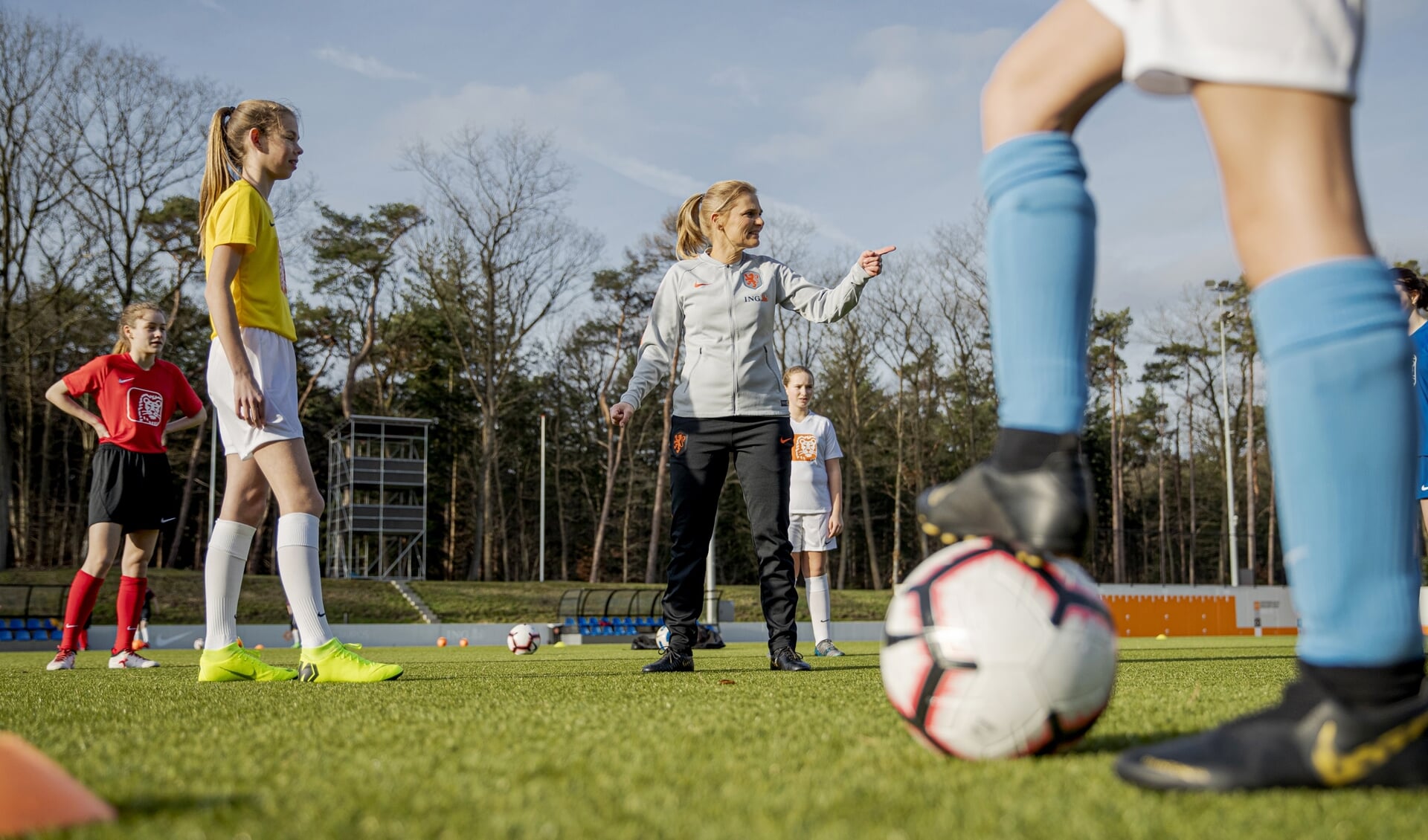 Sarina Wiegman, bondscoach van de OranjeLeeuwinnen, en sinds februari de ambassadeur van het meiden- en vrouwenvoetbal.