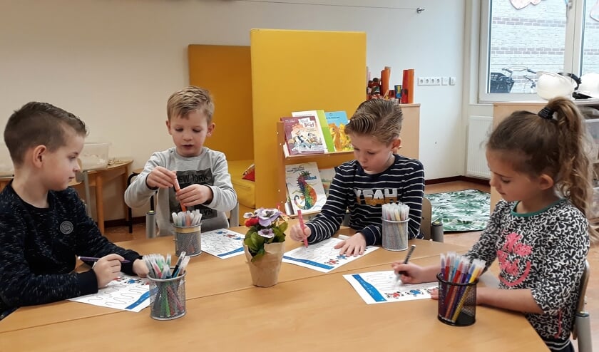 Leerlingen 4e kleutergroep Helmgras leren werken met een weektaak