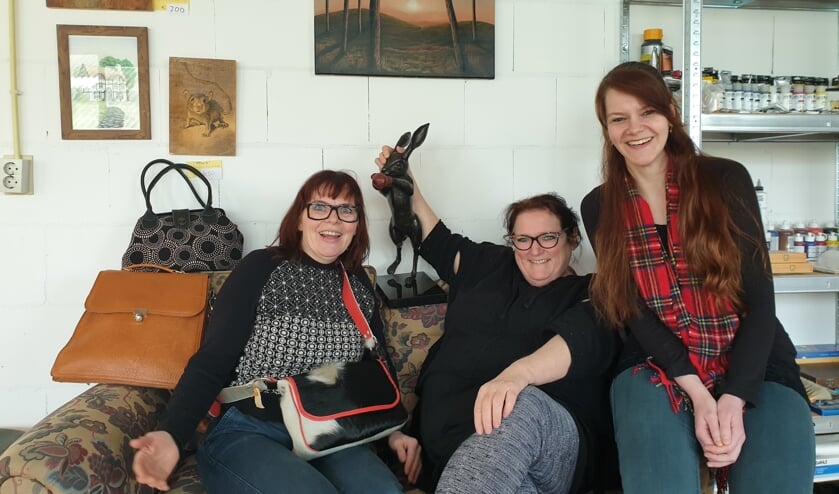 Vlnr.: Imke Eevenaar met haar tassen, Marjolijn Pijper met 'Badderhaas en Lidewij de Vries met haar schilderij aan de wand, drie van de deelnemers aan de Open Atelier Route Witte Paal.