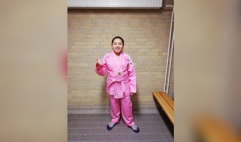 Shakena in het gewonnen roze pak.
