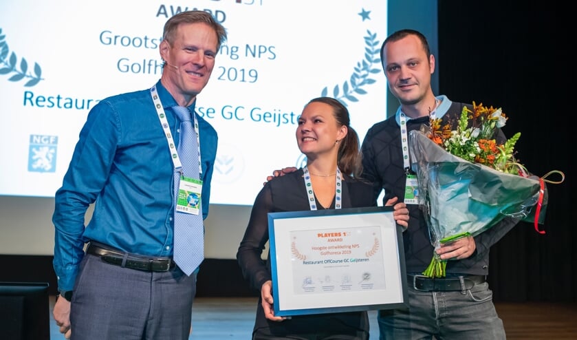 Lodewijk Klootwijk (links) heeft een Players Award overhandigd aan de exploitanten van de horeca op Geijsteren. ,,Dat je een baken en een houvast kunt zijn in deze tijd, maakt het werk ontzettend dankbaar.''
.''
