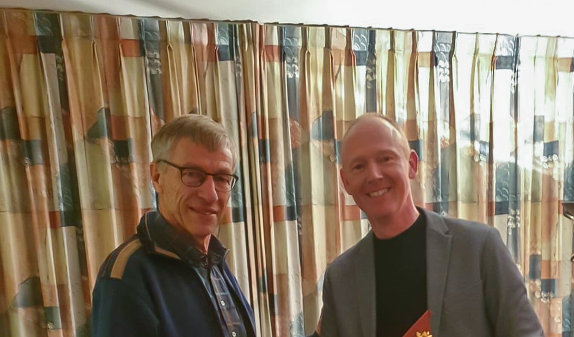 Voorzitter Pieter Lutterman (rechts) feliciteert Bert Kwant met zijn benoeming tot TVJ'er van het jaar.