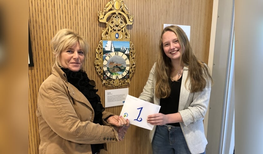Hoogheemraad Klazien Hartog (l) feliciteert Febe Meijer met haar prijs.