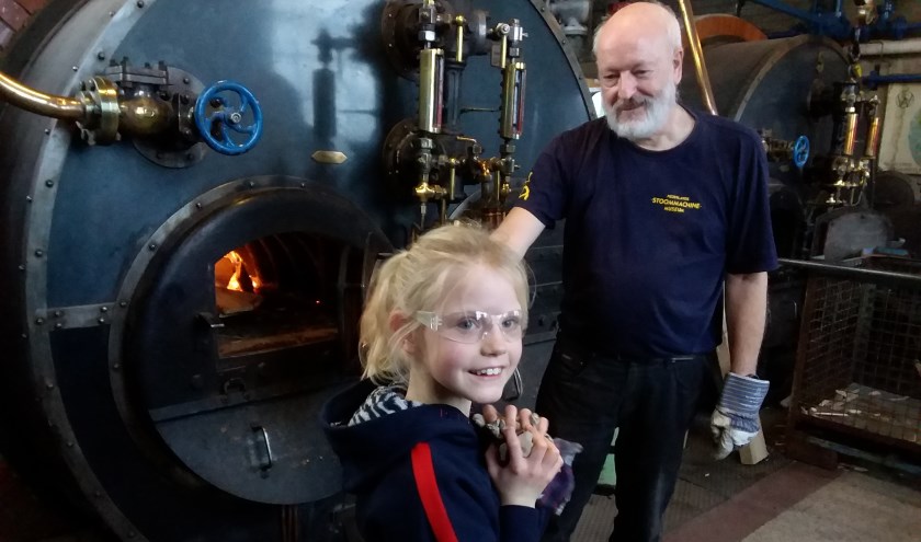 De stoker helpen in het Stoommachinemuseum.