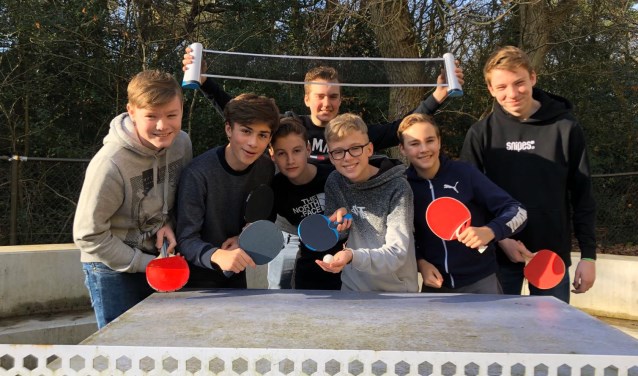 Scholieren staan in de startblokken voor de badmintonwedstrijd.