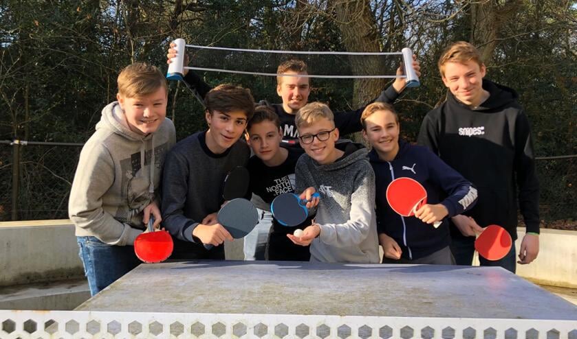 Scholieren staan in de startblokken voor de badmintonwedstrijd.