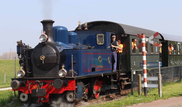 Deelnemers worden ook in de stoomtram vervoerd.