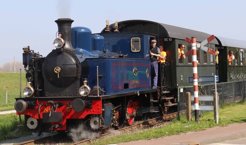 Deelnemers worden ook in de stoomtram vervoerd.