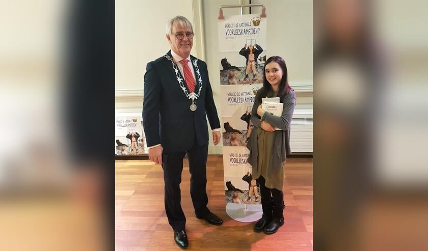 Meghan Pronk ontving de prijs uit handen van burgemeester Jeroen Nobel.