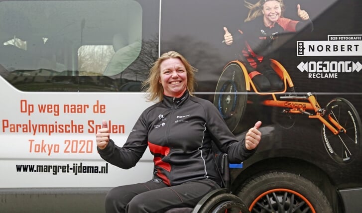 Margret IJdema bij haar prachtige, opvallende bus: 'De komende maanden ga ik punten jagen!'.