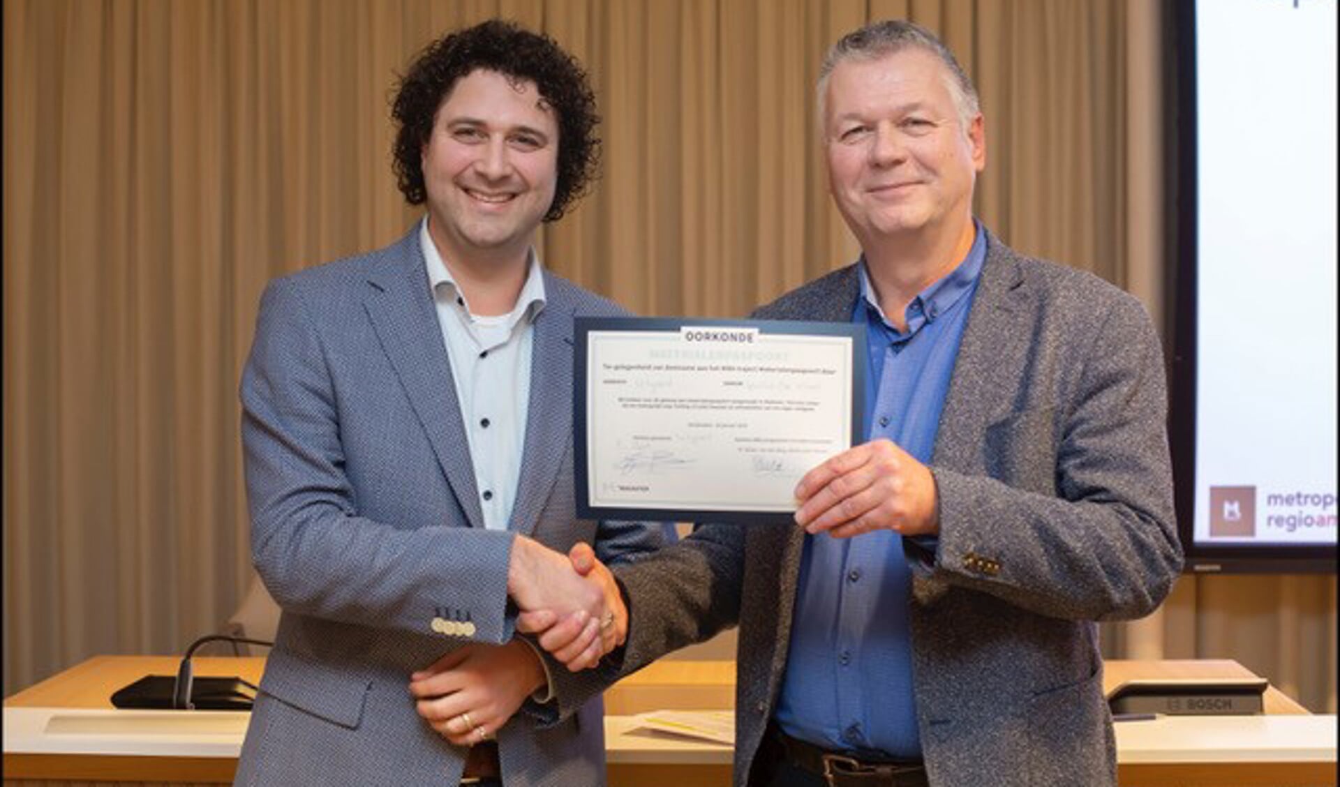 Frank Post ontvangt namens de gemeente Uitgeest certificaat voor het materialenpaspoort