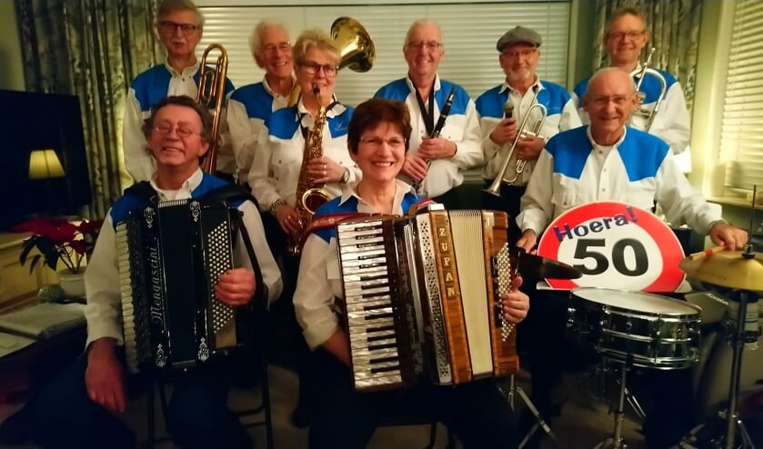De jubilerende Konkelkapel verzorgt een feestelijke middag in de Roode Leeuw in Venhuizen.