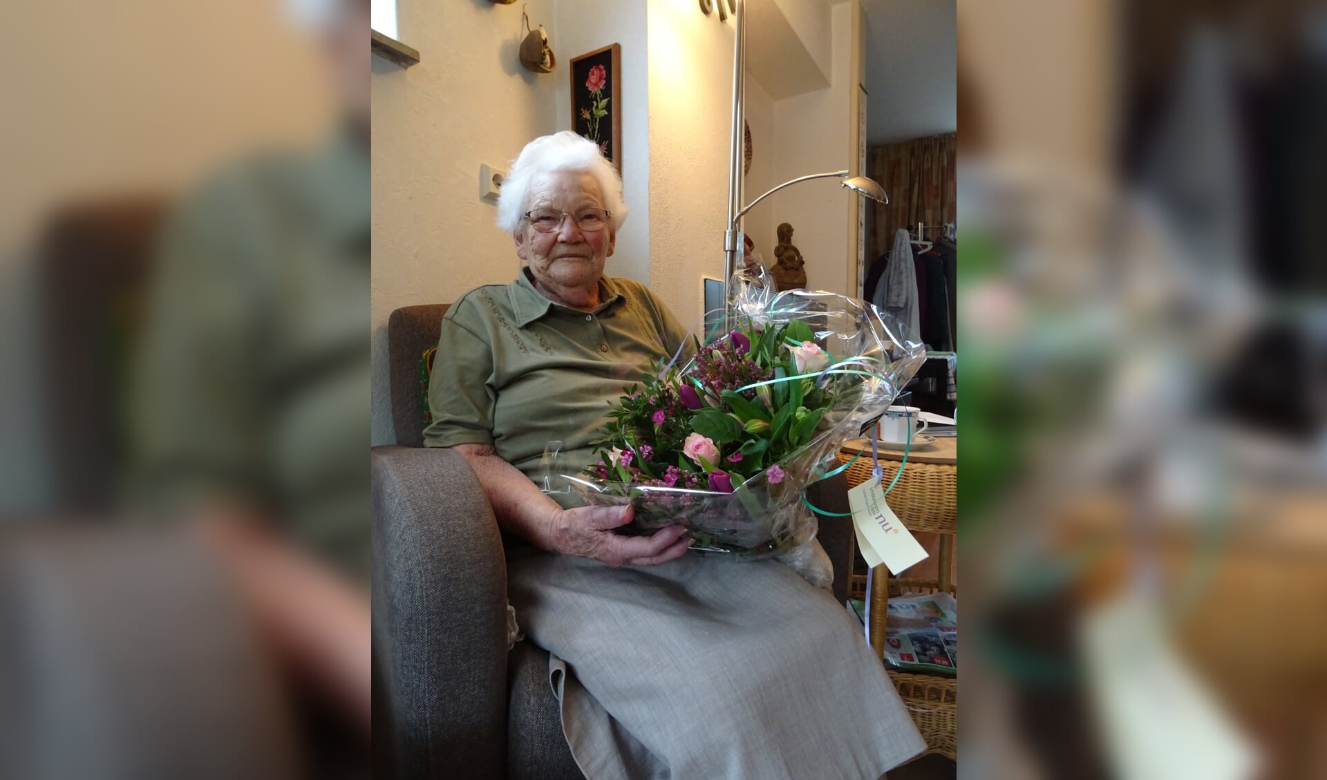 Mevrouw R. Woudstra is 70 jaar lid van Vrouwen van Nu Wieringermeer.