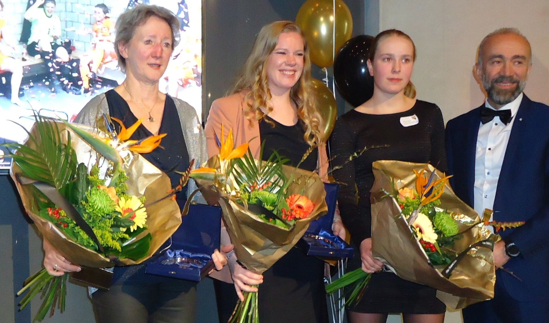 Vlnr: Anja Akkerman, Elisa Hartog, Luna de Bruin en sportwethouder Haydar Erol.