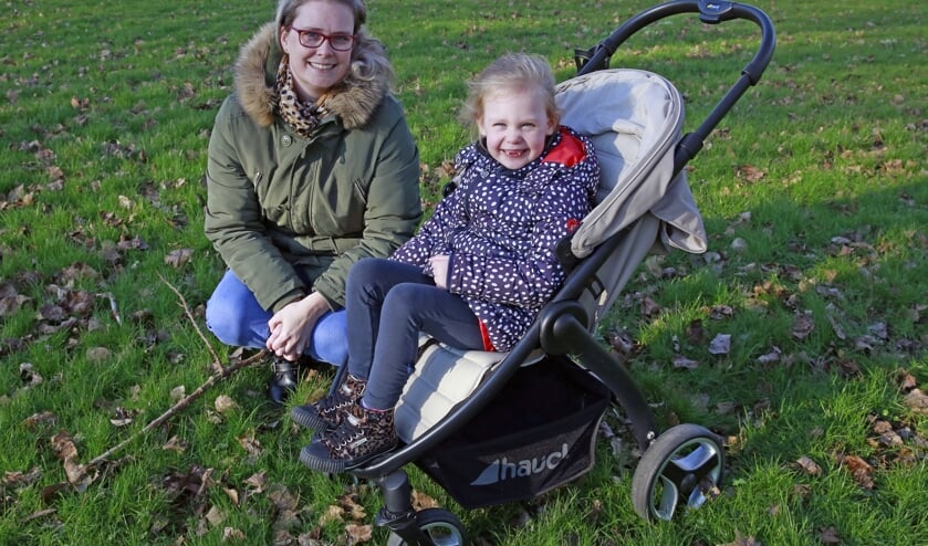 Elianne en haar moeder Natasja, in de buggy waar ze inmiddels te groot voor is geworden.
