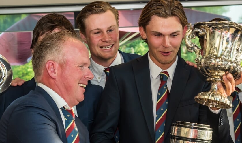 John Boerdonk glundert bij de uitreiking van een andere 'award', de trofee voor de landskampioen, die hij won met de Rosendaelsche.