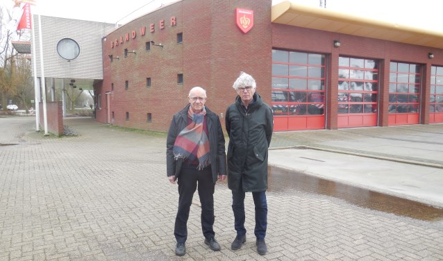 Initiatiefnemer Ad Verhage en vice-voorzitter Rein van Straten van zonnecoöperatie West-Friesland voor bandweerkazerne Enkhuizen.