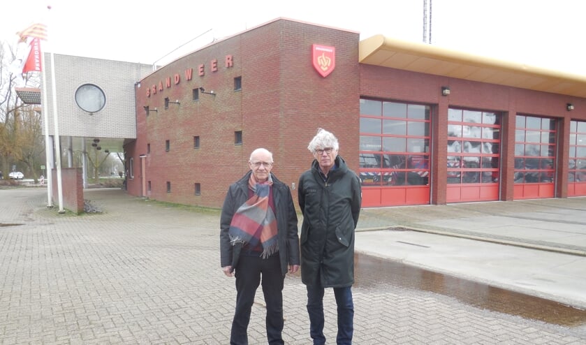 Initiatiefnemer Ad Verhage en vice-voorzitter Rein van Straten van zonnecoöperatie West-Friesland voor bandweerkazerne Enkhuizen.