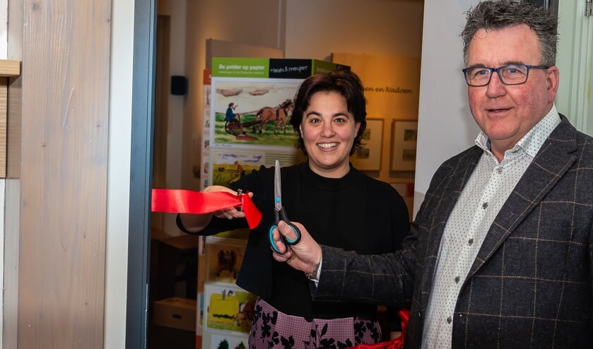 Beide wethouders knippen het lint door.