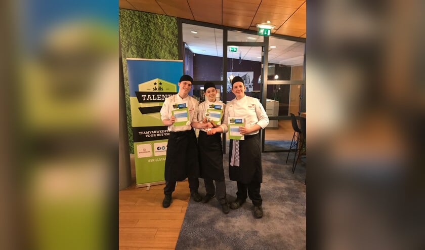 Lars, Luc en Ryan tonen trots hun oorkonde.