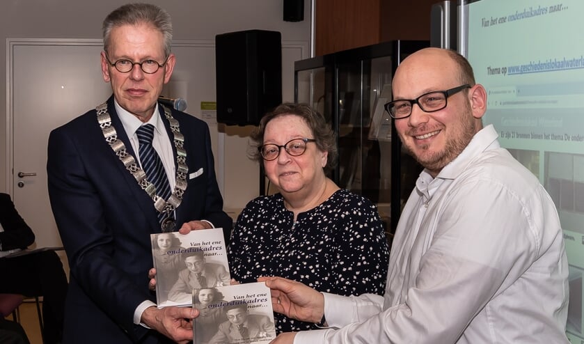 Don Bijl overhandigt het boekje van Meijer van der Sluis aan zijn dochter Mirjam en kleinzoon Jotam.