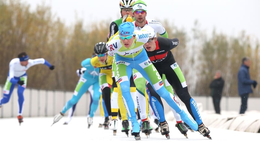 Marathonschaatsers in actie op Flevonice.