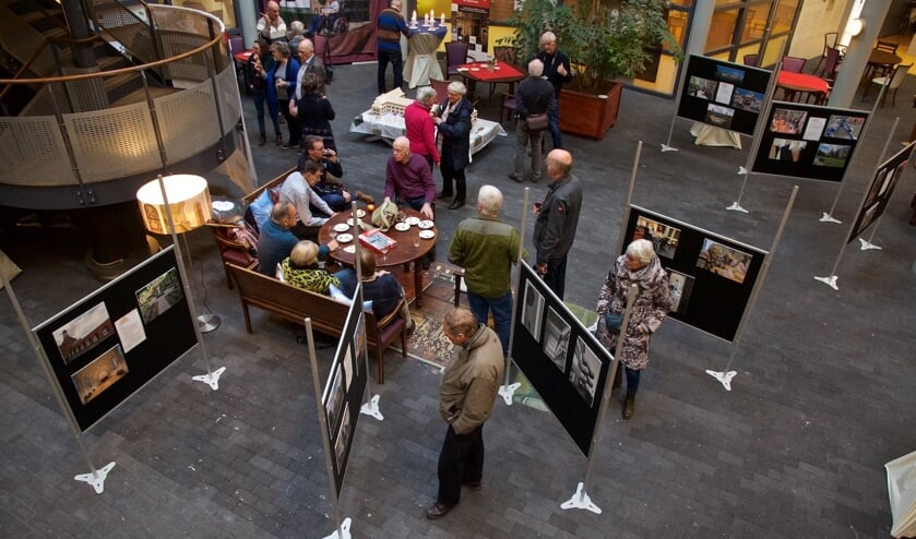 Bovenaanzicht van de foto-expositie 'Onvergetelijke ouderenzorg in Zorgcirkel Westerhout'.
