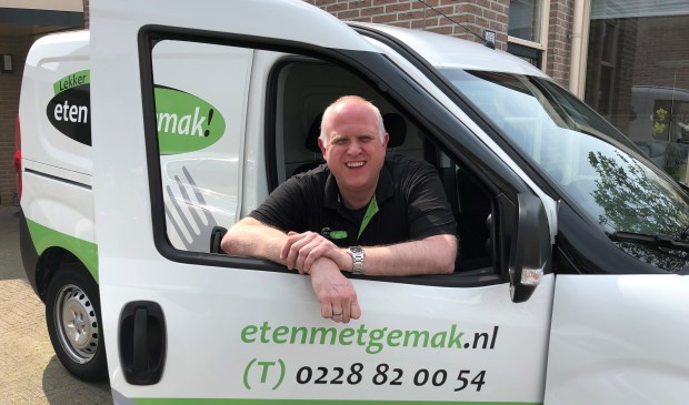 Peter Denkers in zijn bezorgauto.