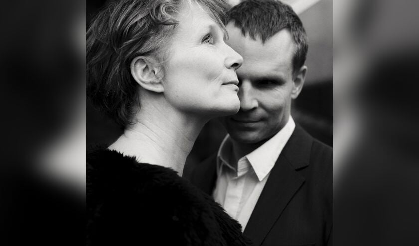Zangeres Claudia Copier en pianist Thomas Böttcher nemen de luisteraar mee op een wereldreis langs diverse muziekculturen en taalgebieden.