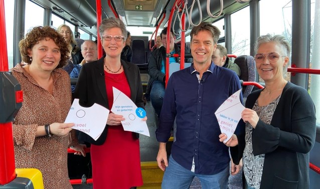 Michael Daenen samen in de bus met een bont gezelschap van professionals en ervaringsdeskundigen op gebied van oncologie.