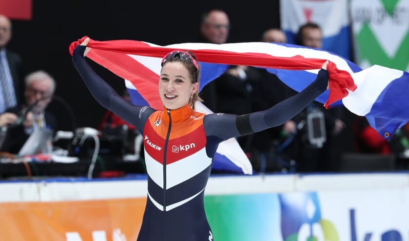 Suzanne Schulting laat de Nederlandse driekleur wapperen. ,,Al voor de superfinale zeker zijn van de titel, dat deed me echt wat.'' (Foto Timsimaging)