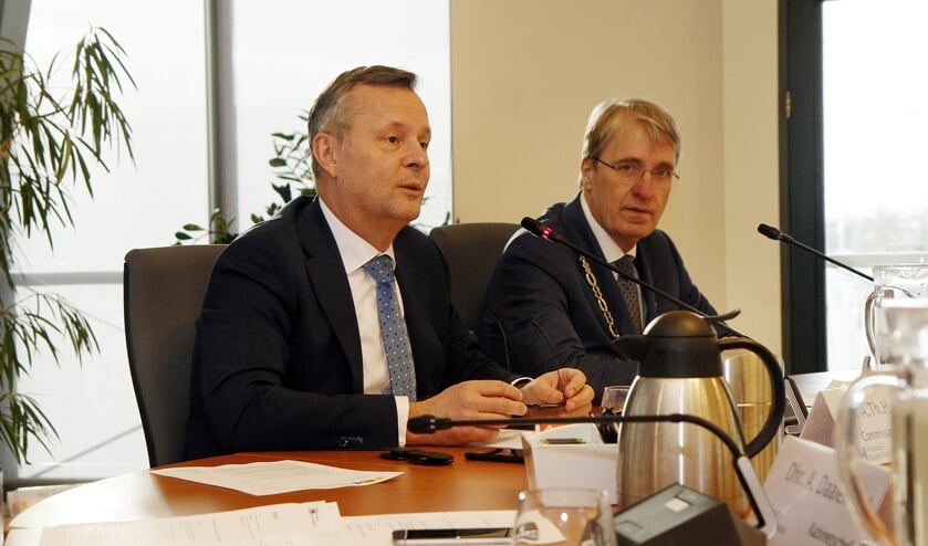 De gast onderhield zich, onder het toeziend oog van de burgemeester, met de raad.
