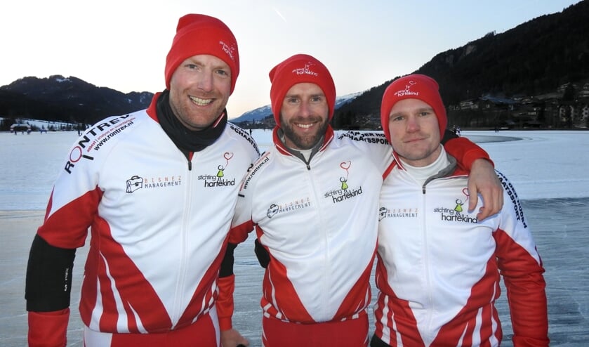 Wouter de Vries, Reinier Saxton en Robin Kind kapot maar voldaan na de Alternatieve Elfstedentocht. ,,Hoe een lichaam dit kan volhouden is ongelooflijk.'' (Foto Eric Korver)