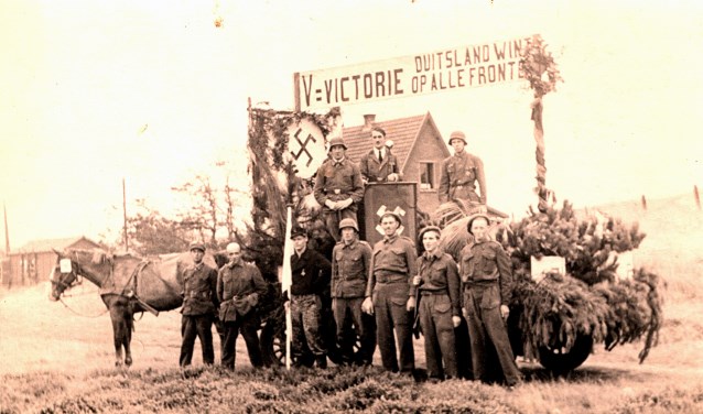 Bergenaren drijven de spot met de verdreven bezetter op het bevrijdingsfeest in 1946. Midden op de wagen een nep-Hitler.