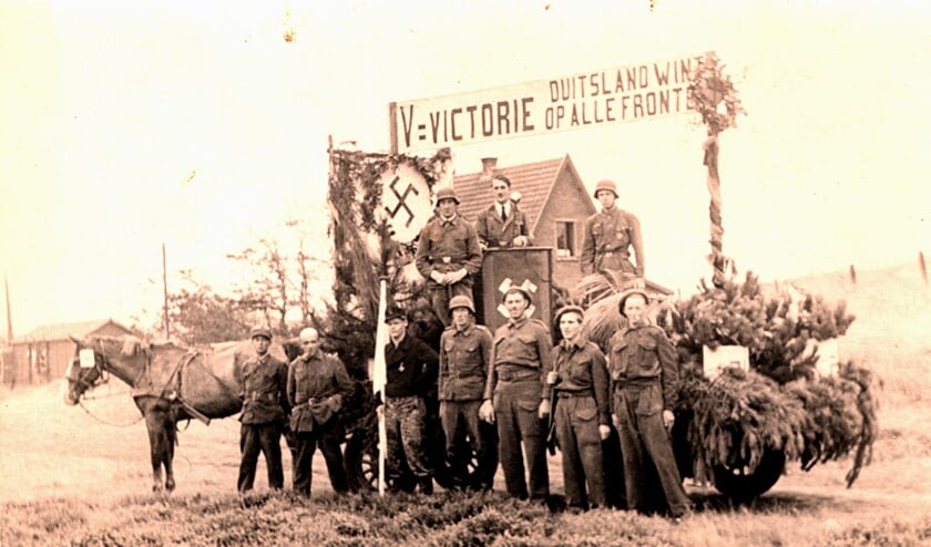 Bergenaren drijven de spot met de verdreven bezetter op het bevrijdingsfeest in 1946. Midden op de wagen een nep-Hitler.