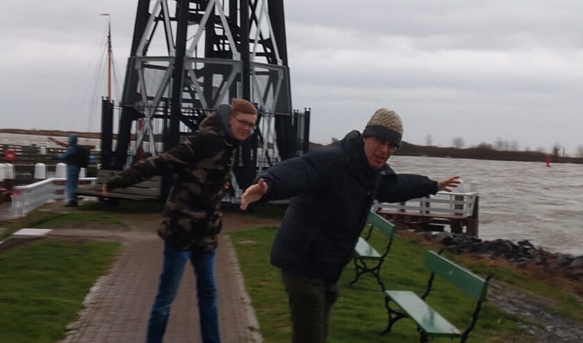 Lekker warm bij de kachel of heerlijk uitwaaien tijdens de storm Ciara in Enkhuizen: deze mannen weten het wel.