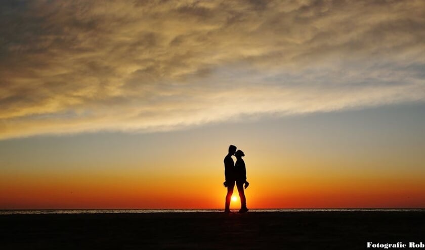 Verliefdheid samen delen op het strand