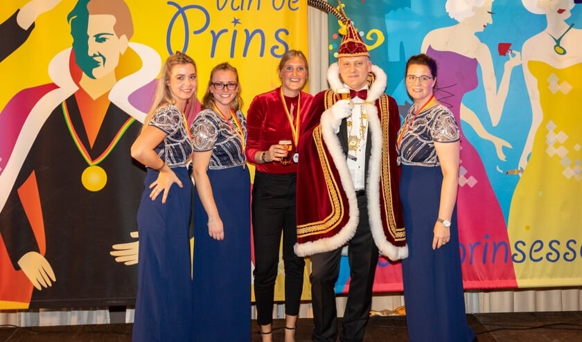 Prinses Carnaval Nikki en Prins Carnaval Roberto P. geflankeerd door de hofdames: zij hebben er zin in!
