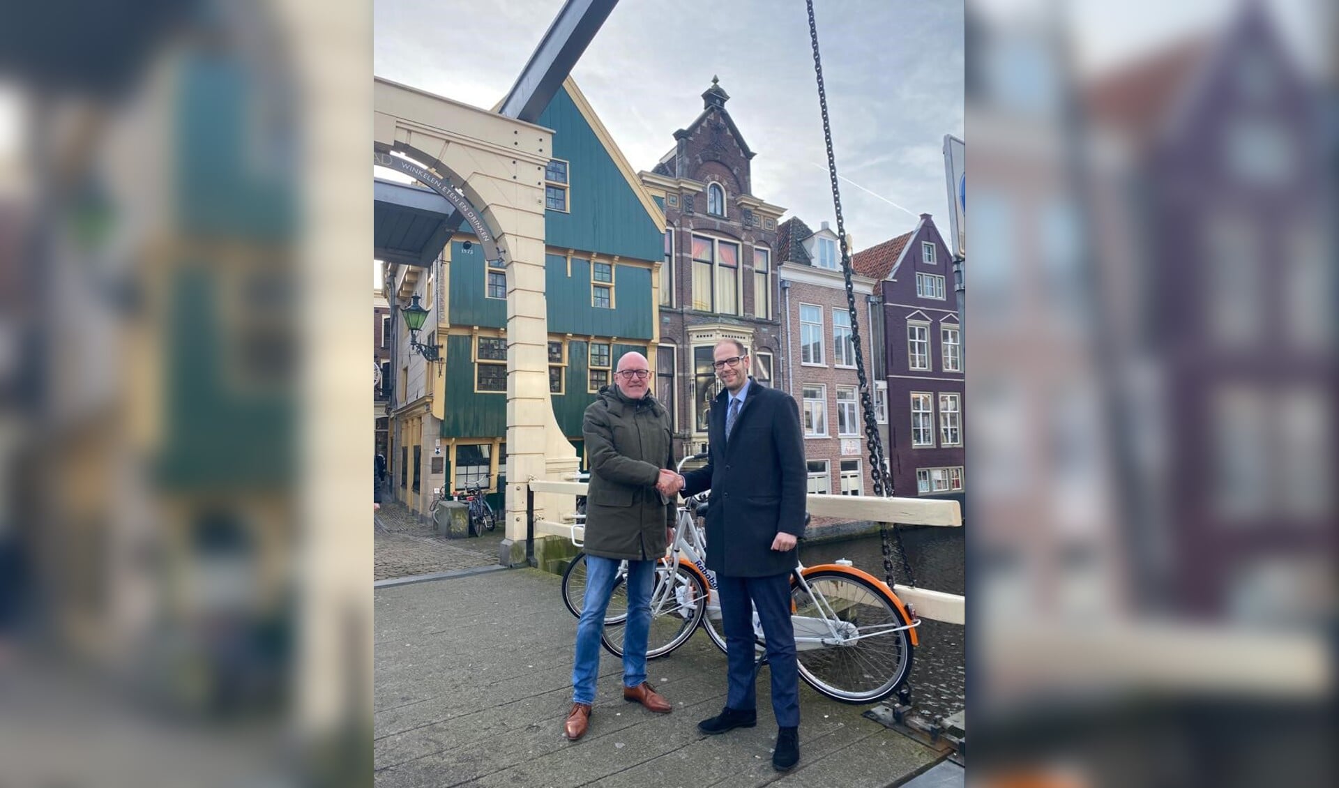 Ger Welbers en Gideon Nijemanting beklinken de samenwerking