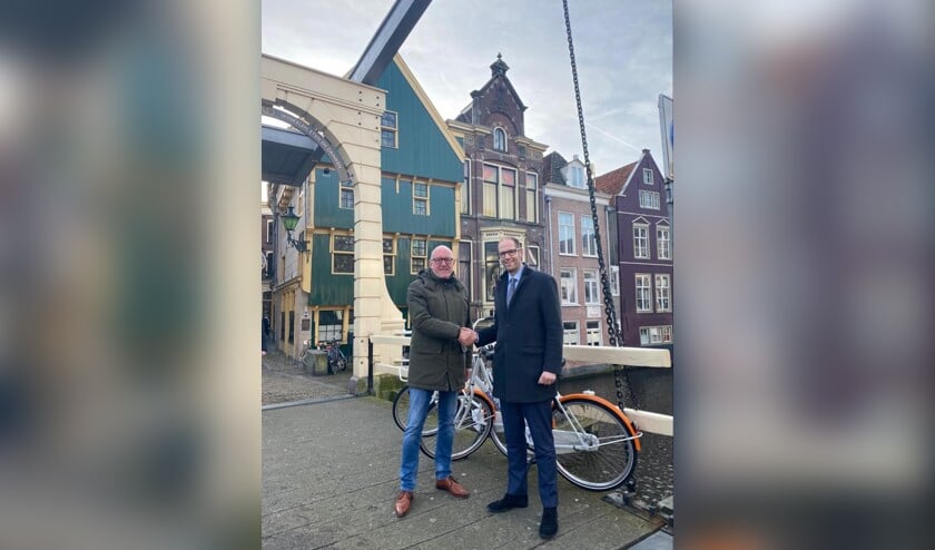Ger Welbers en Gideon Nijemanting beklinken de samenwerking
