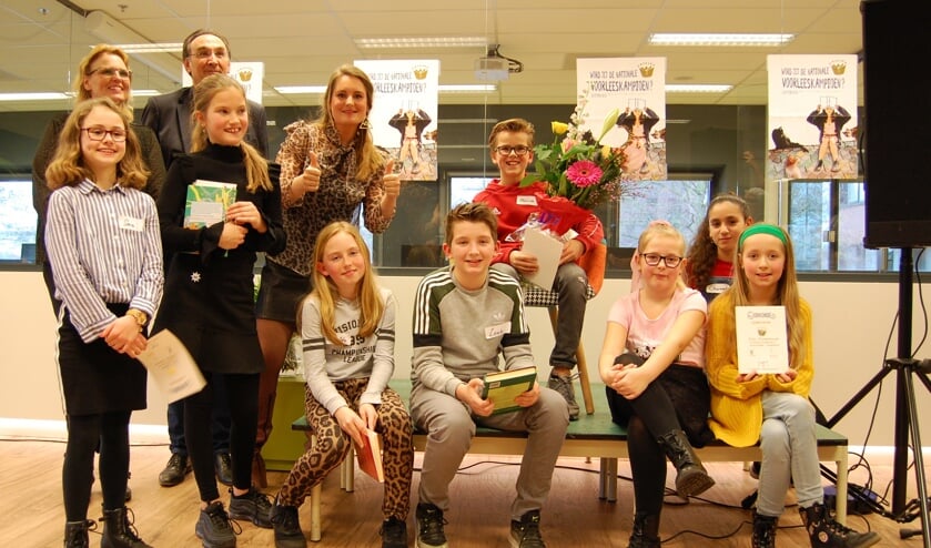 Op de foto de juryleden Frans Bergfeld (directeur Bibliotheek), Sharon Engers (Leerkracht MBO en Thea Taal), Ingeborg Kuijpers (coördinator VoorleesExpress Edam-Volendam) en alle deelnemers van de lokale Voorronde Nationale Voorleeswedstrijd 2020 met in het midden winnaar Maxim Kooij.
