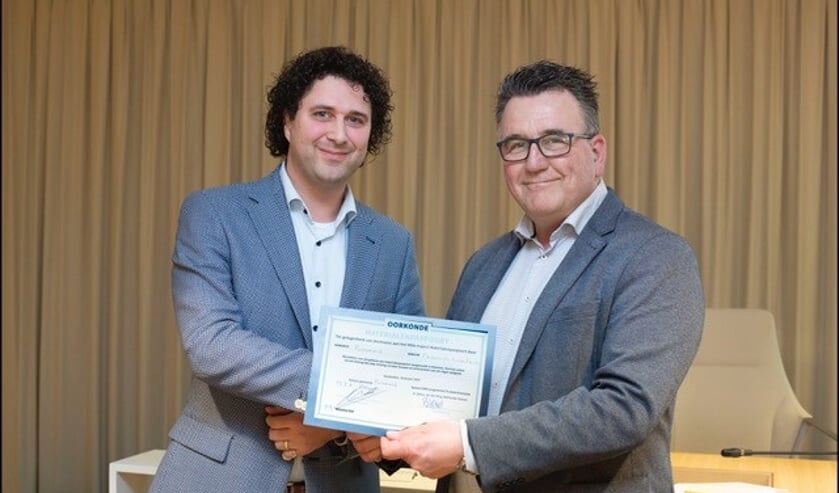 Wethouder Mario Hegger neemt namens wethouder Paul van Meekeren (portefeuillehouder Duurzaamheid) de Oorkonde Materialenpaspoort in ontvangst.