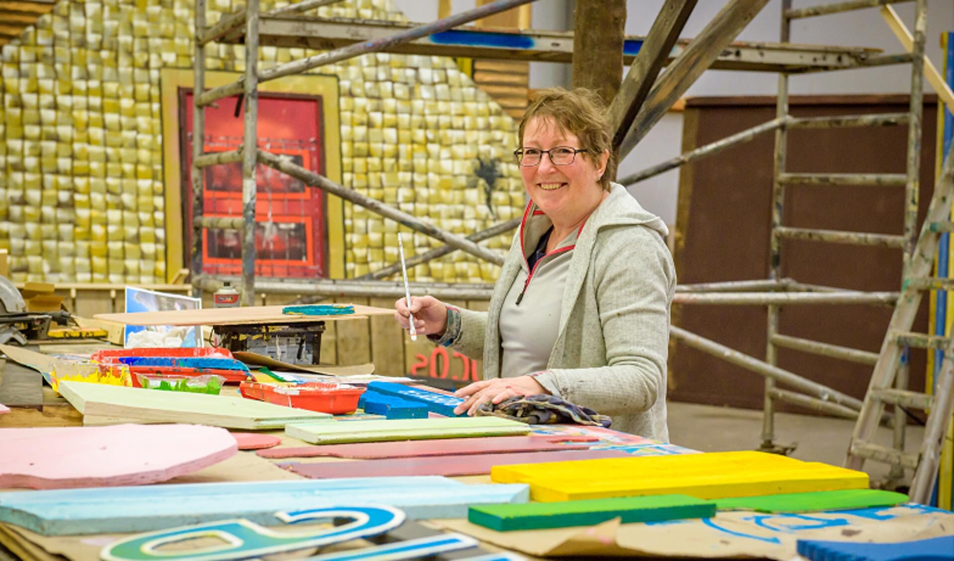 Fanja Jochems-Spoelstra schildert de decorstukken in vrolijke kleuren.