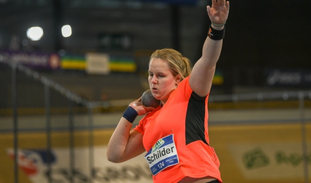 <p>Hera-atlete Jessica Schilder legt aan voor haar volgende stoot.</p>